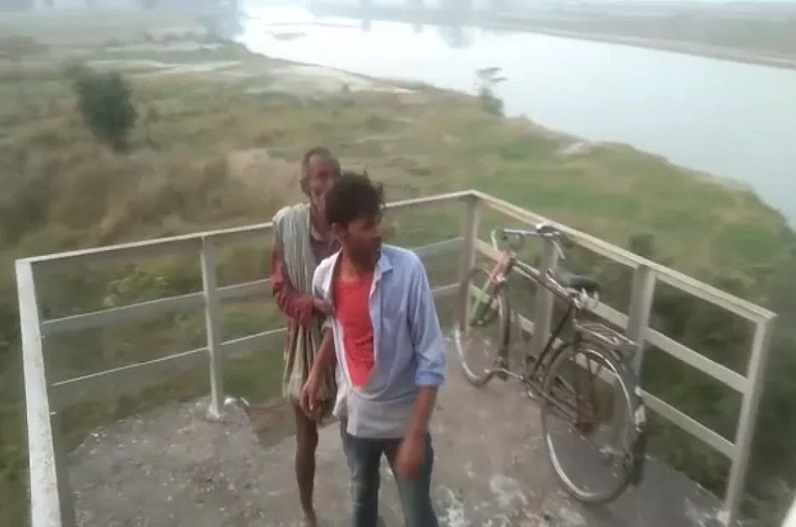 शराबी ने रोक दी ट्रेन! बीच पटरी खड़ी कर दी साइकिल, ड्राइवर ने ऐसे सिखाया सबक