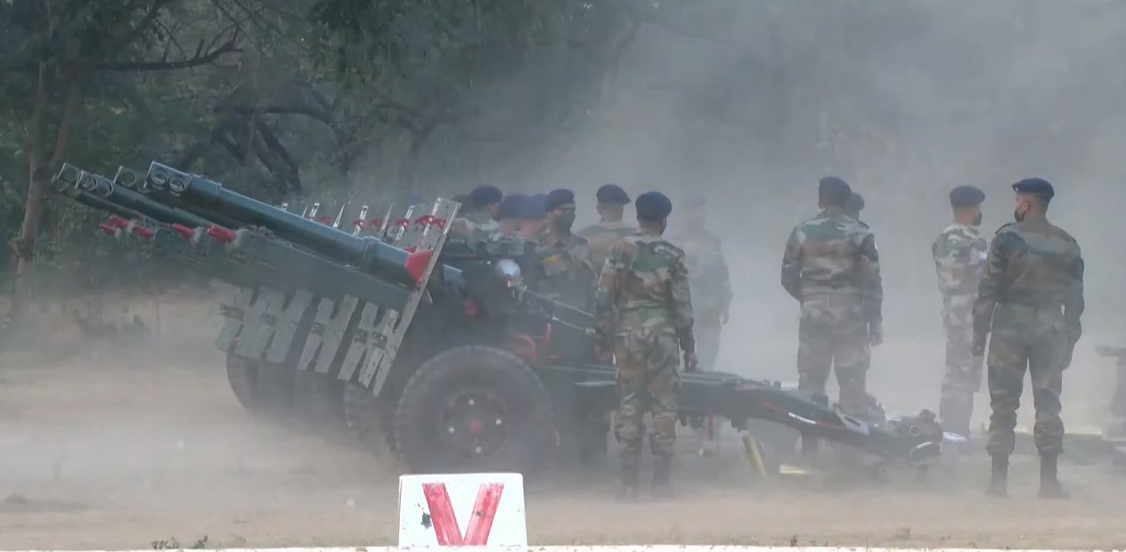 Gen Bipin Rawat Last Rites LIVE Update 10 December 2021: CDS बिपिन रावत पंचतत्व में विलीन, बेटी ने पार्थिव शरीर को दी मुखाग्नि, 17 तोपों से दी गई सलामी