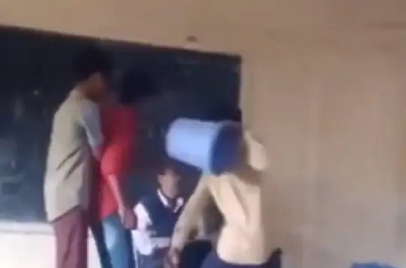 क्लास रूम में टीचर के साथ बच्चों ने की शर्मनाक हरकत, डस्‍टबिन को हाथ में लिया और.. वीडियो देख उड़ जाएंगे होश