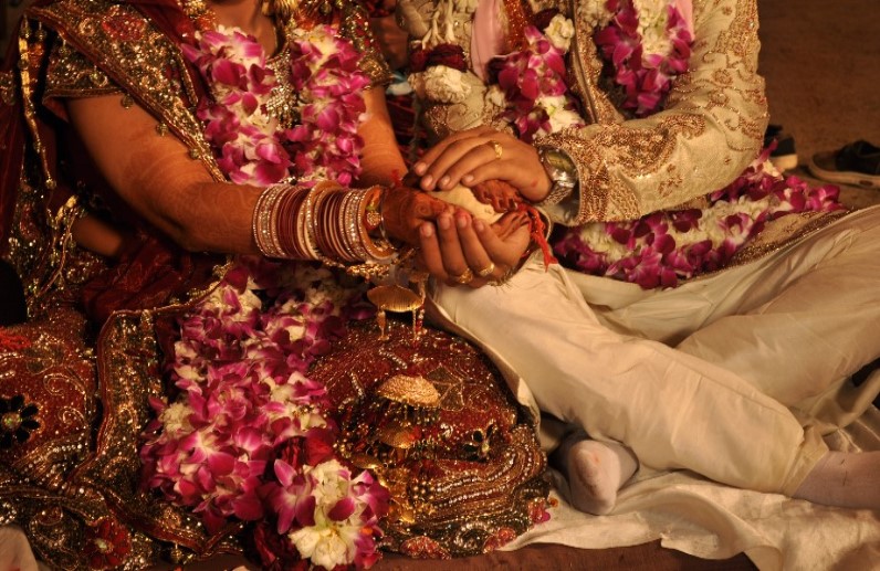 जयमाला के दौरान दूल्हे ने दुल्हन के साथ की ऐसी हरकत कि युवती ने शादी से कर दिया इंकार, बैरंग लौटी बारात