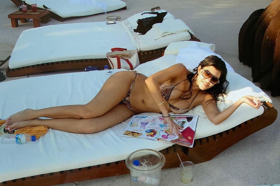 Kourtney Kardashian Photos: सिल्वर कलर की शार्ट ड्रेस में कर्टनी कार्दशियन ने बढ़ाया इंटरनेट का पारा, देखें बेहद बोल्ड तस्वीरें