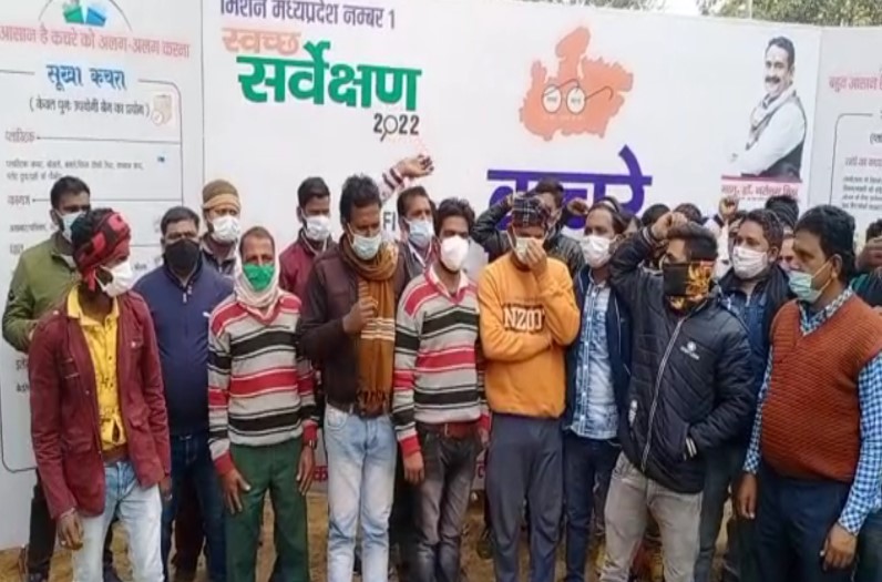 कचरा गाड़ी के ड्राइवर से पुलिसकर्मी ने की मारपीट, नाराज सफाई​कर्मियों ने किया चक्का जाम