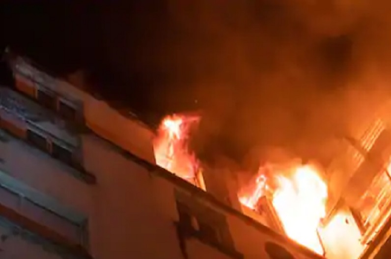 18 मंजिला इमारत में लगी भीषण आग, 15 लोग घायल.. दमकल की 13 गाड़ियां आग बुझाने में लगीं