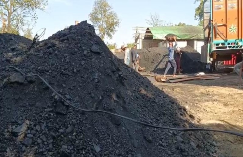 अवैध कोयला भंडारण करने वालों पर प्रशासन की कार्रवाई, 10 करोड़ रुपए का कोयला जब्त