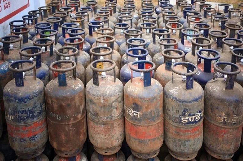 102 रुपए सस्ता हुआ LPG सिलेंडर, नए साल में महंगाई से मिली राहत, देखें नई कीमत