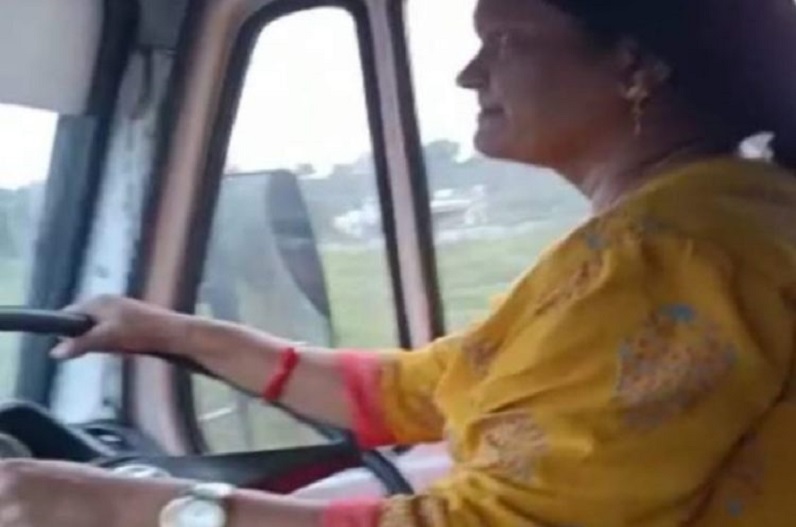 ड्राइवर को पड़ा दिल का दौरा, महिला यात्री ने 10 KM तक बस चलाकर अस्पताल में भर्ती कराया.. जमकर हो रही तारीफ