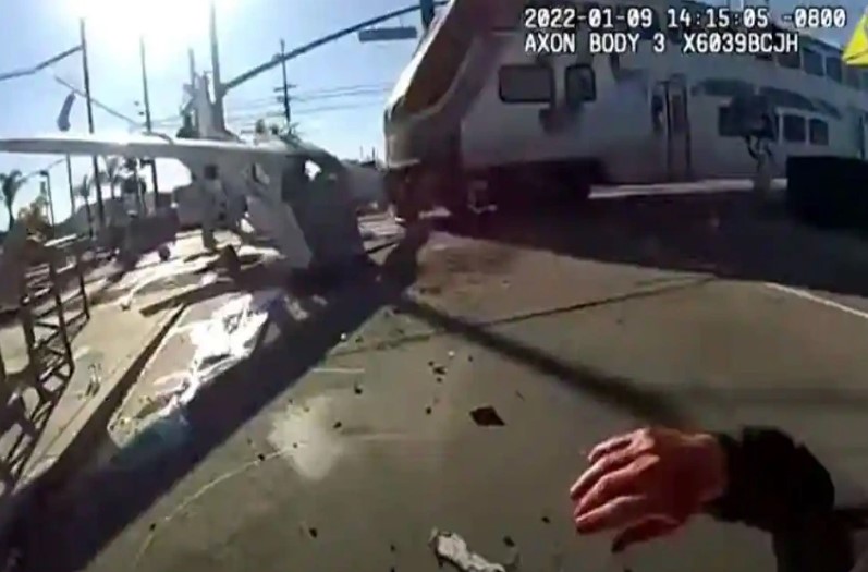 Watch Video: क्रैश होकर पटरी पर गिरा प्लेन, ट्रेन से टक्कर के बाद उड़े परखच्चे, ताश के पत्ते की तरह बिखरा विमान