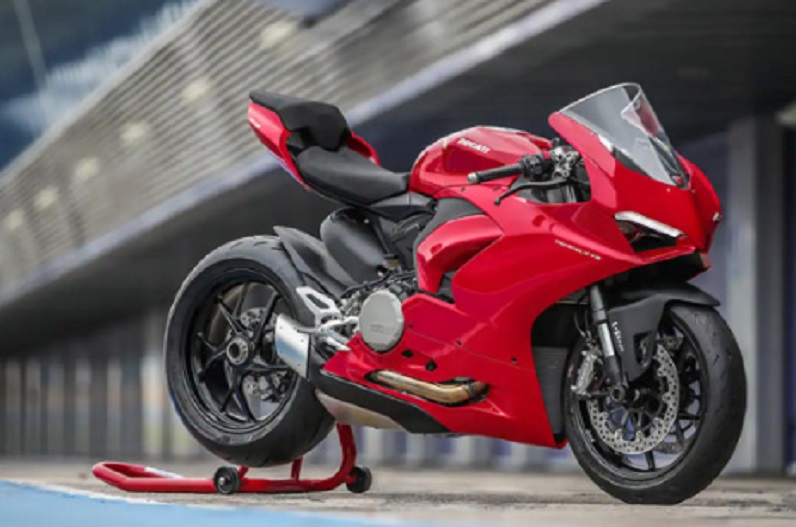 Ducati की दो नई पावरफुल बाइक्स लॉन्च, दमदार इंजन और कमाल के फीचर्स बना रहा दीवाना