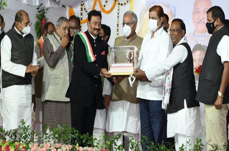 बीरगांव के महापौर और सभापति कार्यभार ग्रहण समारोह में शामिल हुए सीएम बघेल, कहा- बीरगांव को स्वच्छ और सुन्दर बनाएंगे