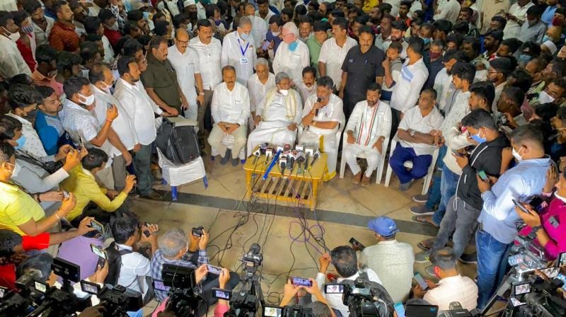 यहां कांग्रेस ने उड़ाई कोरोना नियमों की धज्जियां, अपनी मांगों को लेकर निकाली पदयात्रा