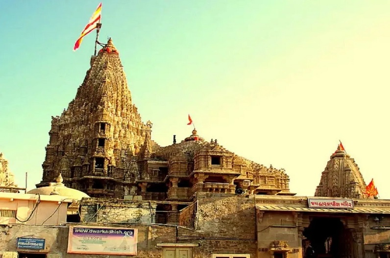 कोरोना का कहर.. द्वारकाधीश मंदिर में भगवान के दर्शन की बदली व्यवस्था, नहीं ले सकेंगे परिक्रमा, प्रसाद वितरण पर रोक