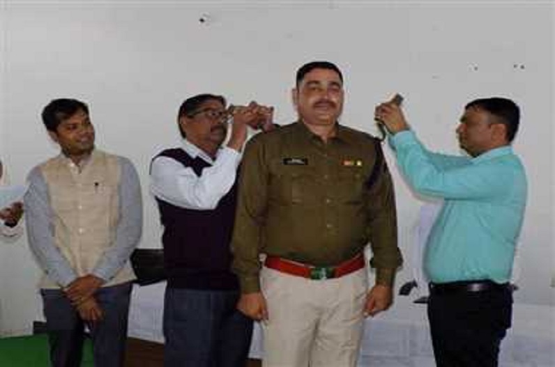 11 प्रधान आरक्षक बने सहायक उप निरीक्षक, एसपी ने कंधे पर स्टार लगाकर किया पदोन्नत