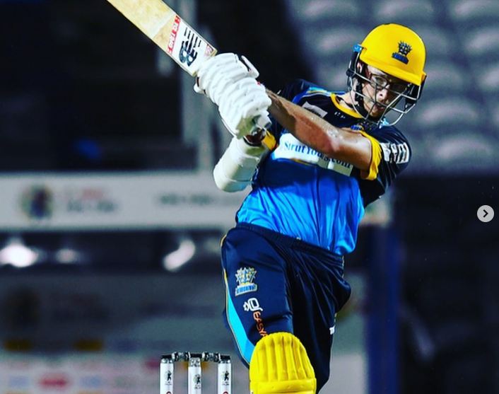 IPL 2022: नीलामी से पहले धोनी के साथी गेंदबाज ने बल्ले से ढाया कहर, 13 गेंद में ठोक दिए 70 रन