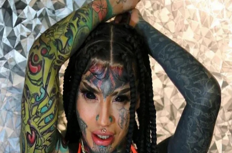 model became blind due to the hobby of tattooing