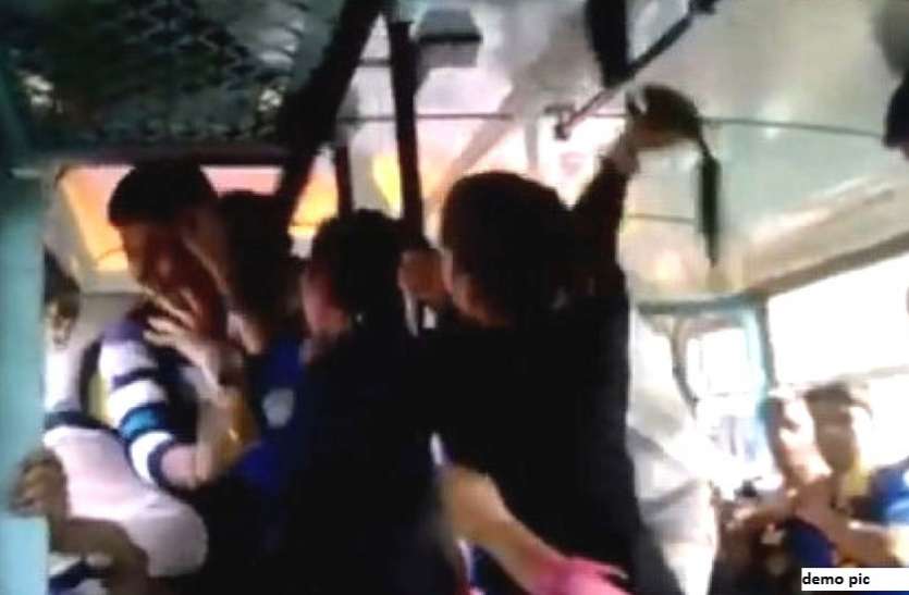 चलती बस में महिला से छेड़छाड़, या​त्रियों ने दबोचा तो आरोपी दांत से काटकर भाग निकला