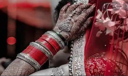 सुहागरात के दिन ही पति ने शराब पीकर की ये हैवानियत, दुल्हन ने थाने में लगाई गुहार, मामला दर्ज