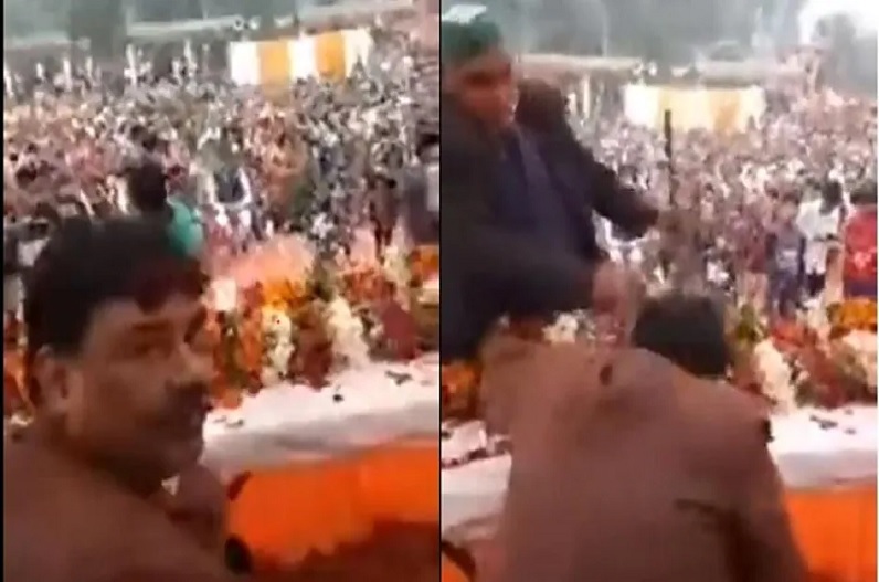 BJP विधायक को मंच पर ही जड़ दिया जोरदार थप्पड़, सपा ने VIDEO किया शेयर