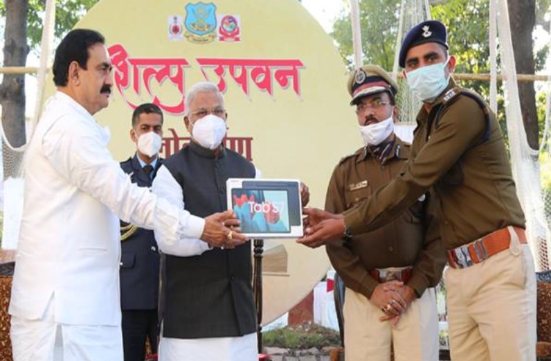 राज्यपाल मंगुभाई पटेल ने किया नवनिर्मित शिल्प उपवन में कलाकृतियों का उद्घाटन, गृहमंत्री नरोत्तम मिश्रा भी रहे मौजूद