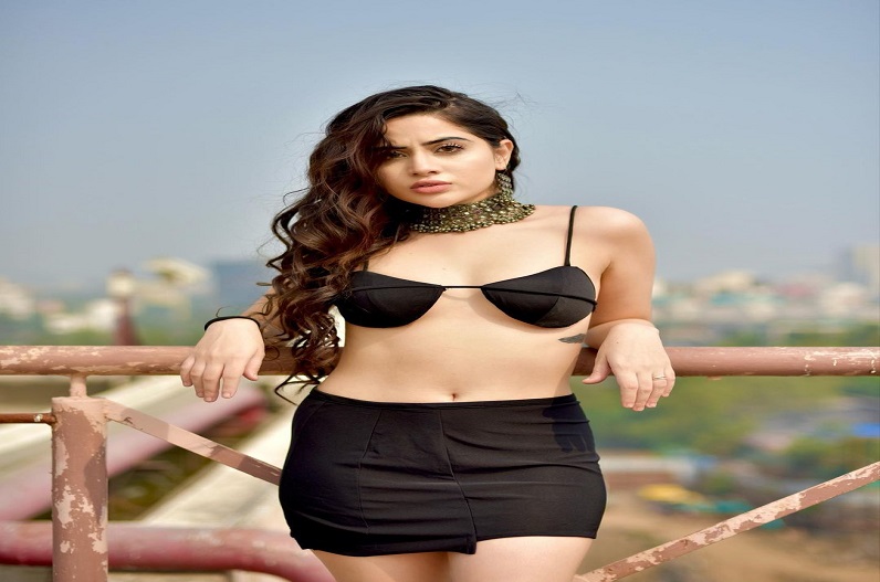 Black आउटफिट में Urfi Javed ने दिखाईं नजाकत भरी अदाएं, देख कर फिदा हो जाएंगे आप, देखें बेहद हॉट तस्वीरें