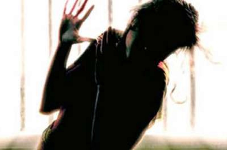पति बना हैवान.. महिला पर फेंका तेजाब जैसा तरल पदार्थ, गंभीर हालत में अस्पताल में भर्ती