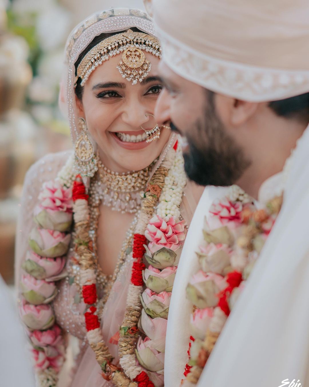 Karishma Tanna-Varun Bangera Wedding खूबसूरत अभिनेत्री ने रियल एस्टेट बिजनेसमैन वरुण बंगेरा से शादी करके अपने जीवन के नए चरण में प्रवेश किया है। उनकी शादी की तस्वीरें सोशल मीडिया पर जमकर वायरल हो रही हैं। (फोटो आभार : Instagram @karishmaktanna)