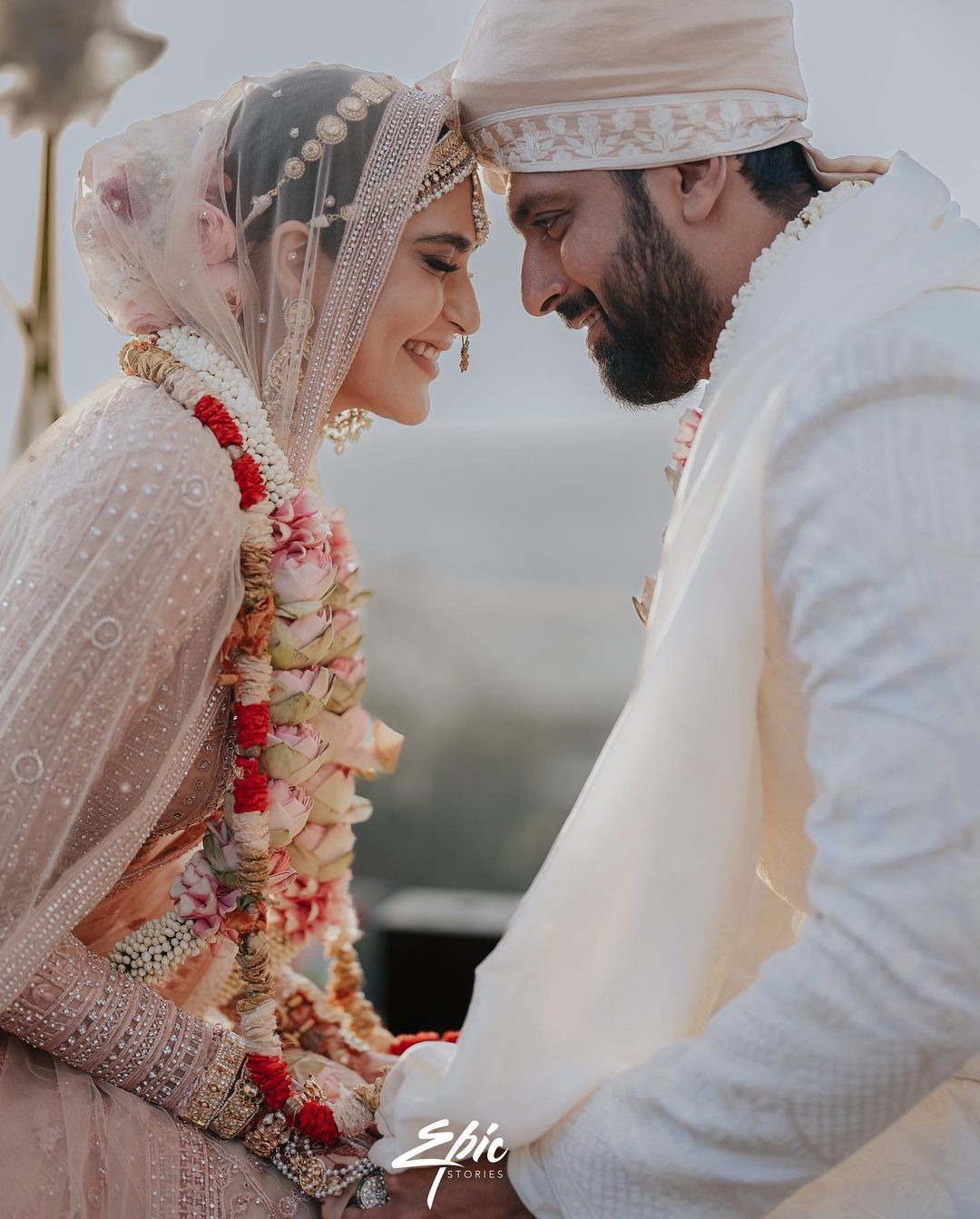 Karishma Tanna Photos फोटो में जहां करिश्मा अपनी नज़रे झुकाए बैठी हैं, तो वहीं वरुण उनका हाथ पड़के उन्हें निहारते दिख रहे हैं। (फोटो आभार : Instagram @karishmaktanna)