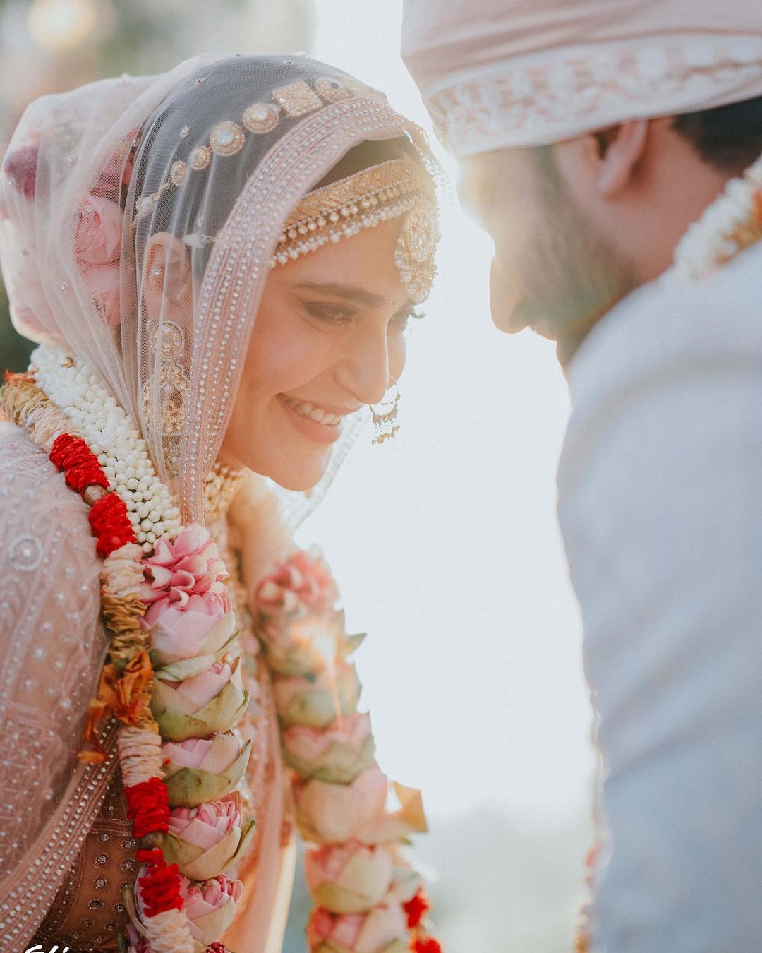 Varun Bangera वरुण बंगेरा और करिश्मा तन्ना के फोटोज को विरल भियानी ने इंस्टाग्राम पर शेयर किए हैं, जिन में कपल बेहद खूबसूरत दिख रहा है। वहीं साथ में दोनों ने पैपराजी को पोज दिए और मुस्कान से सभी का दिल जीत लिया। (फोटो आभार : Instagram @karishmaktanna)