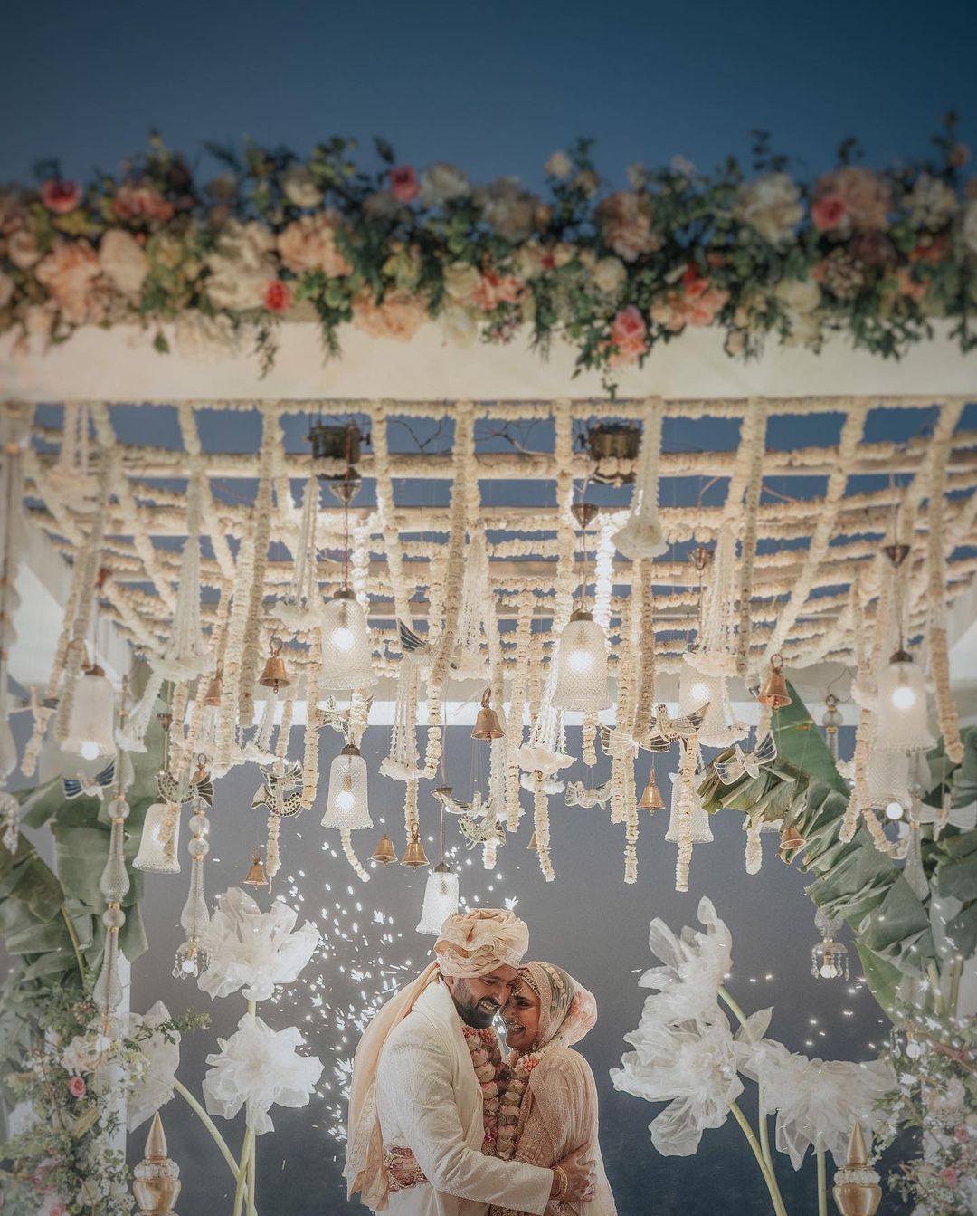 Karishma-Varun Wedding Photos करीब डेढ साल तक डेट करने के बाद दोनों ने शादी करने का फैसला लिया था. वरुण एंटरटेनमेंट इंडस्ट्री से दूर एक बिजनेसमैन हैं. दोनों की मुलाकात एक दोस्त के जरिए हुई थी। (फोटो आभार : Instagram @karishmaktanna)