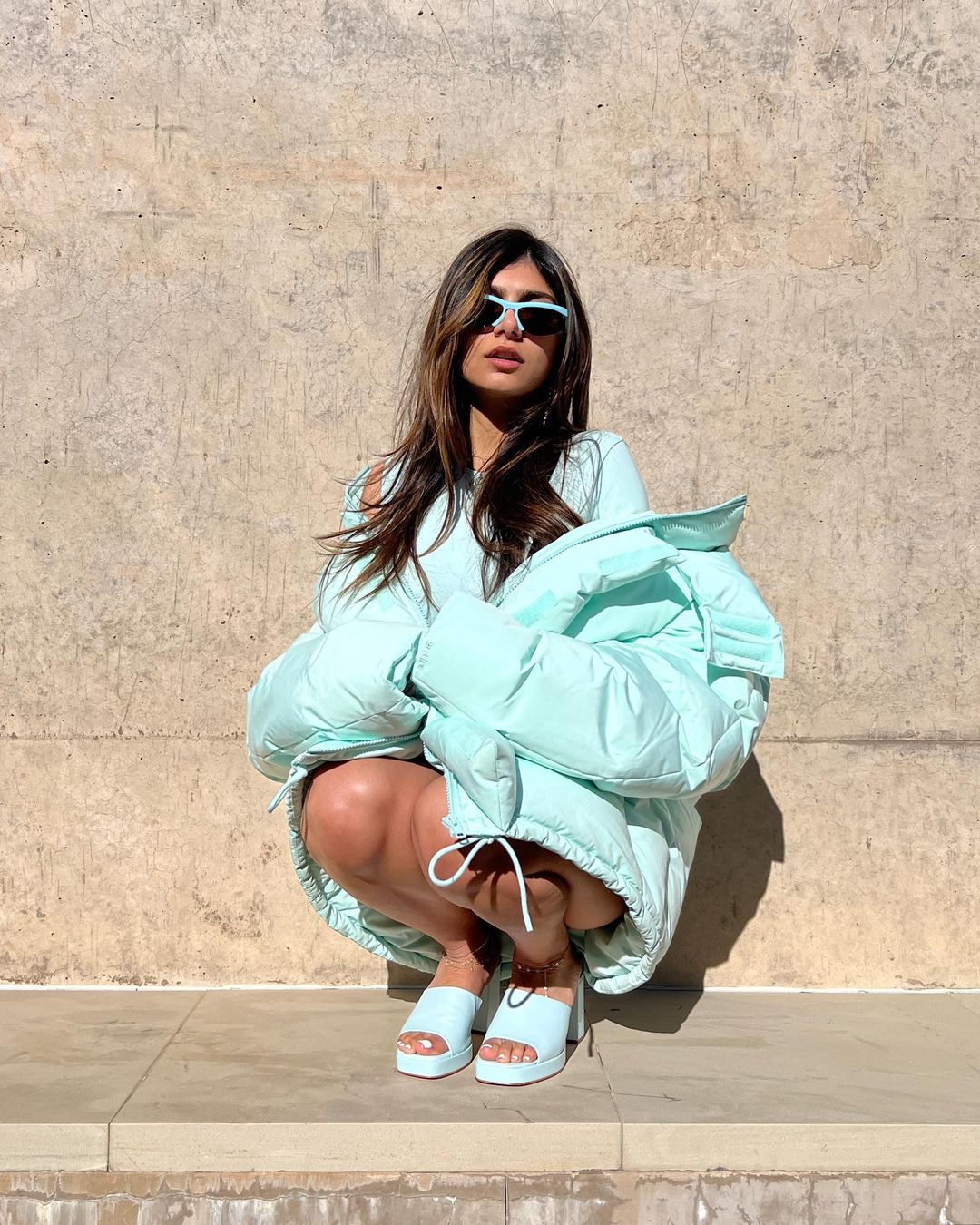 Mia Khalifa Instagram Fans इंस्टाग्राम पर मिया को 27 मिलियन से ज्यादा लोग फॉलो करते हैं और यही वजह है कि मिया द्वारा शेयर करते ही उनकी तस्वीरें सोशल मीडिया पर वायरल होने लगती हैं। (फोटो साभारः Instagram @miakhalifa)