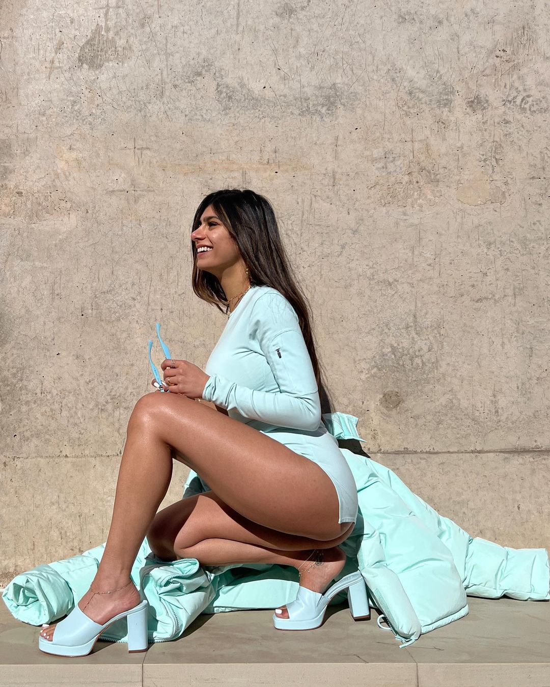 Mia Khalifa Hot उसके बाद उन्होंने कई सारी पॉर्न फिल्मों में काम किया और दर्शकों के बीच काफी पॉप्युलर भी हुईं। देखें मिया खलीफा की लेटेस्ट हॉट तस्वीरें (फोटो साभारः Instagram @miakhalifa)