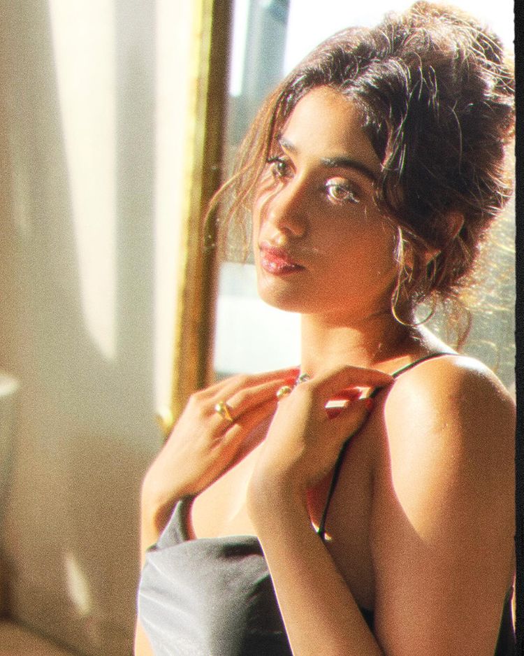 Janhvi Kapoor Photos In Black Dress फोटो में वह काफी ग्लैमरस और क्यूट दिखती हैं. उन्होंने अपने इंस्टाग्राम अकाउंट पर फैंस के साथ एक फोटो शेयर की है. फोटो में वह काफी ग्लैमरस दिख रही है। (फोटो आभार : Instagram @janhvikapoor)