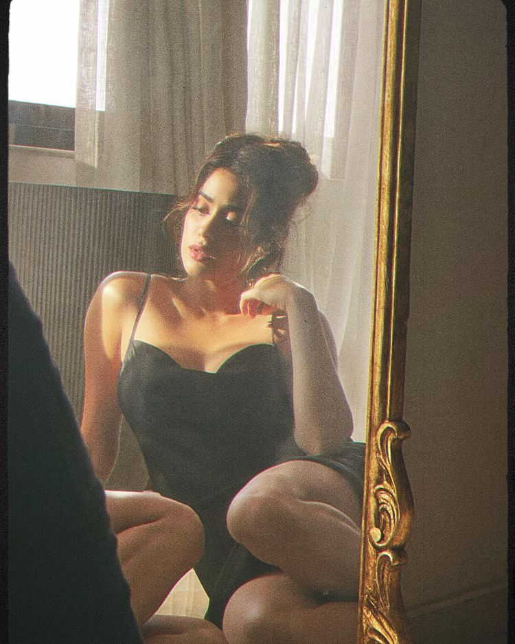 Janhvi Kapoor Hot Photos वर्कफ्रंट की बात करें तो Janhvi Kapoor को आखिरी बार हॉरर कॉमेडी फिल्म 'रूही' में देखा गया था, इस फिल्म में उनके साथ वरुण शर्मा और राज कुमार राव नजर आए थे, वहीं आने वाली फिल्मों की बात करें तो वे अब 'दोस्ताना 2' में नजर आएंगी. यह फिल्म दोस्ताना की सीक्वल है, इसके अलावा वे 'गुड लक जेरी' में भी नजर आएंगी। (फोटो आभार : Instagram @janhvikapoor)