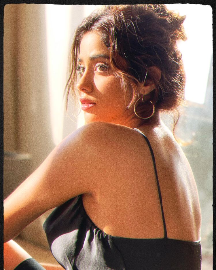 Janhvi Kapoor Pics ब्लैक ड्रेस में उन्होंने मिनिमल मेकअप रखा है. वहीं ड्रेस के साथ कानों में बाली पहनी हुई हैं. इस फोटो के साथ उन्होंने कैप्शन लिखा है, फ्लेमिंग हॉट चीटोज. इस फोटो पर फैंस ने दिल और फायर इमोटिकॉन्स शेयर किए हैं। (फोटो आभार : Instagram @janhvikapoor)