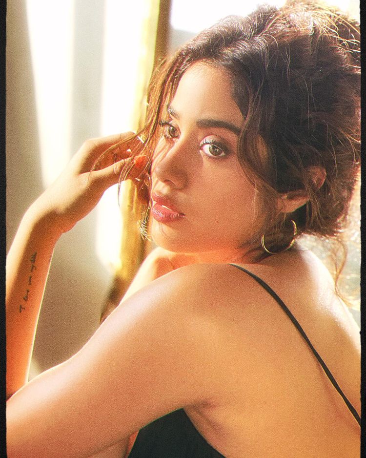 Janhvi Kapoor Photos जाह्नवी कपूर सोशल मीडिया पर काफी एक्टिव रहती हैं, आए दिन वह अपनी फोटो वीडियो सोशल मीडिया पर शेयर करती रहती हैं। (फोटो आभार : Instagram @janhvikapoor)