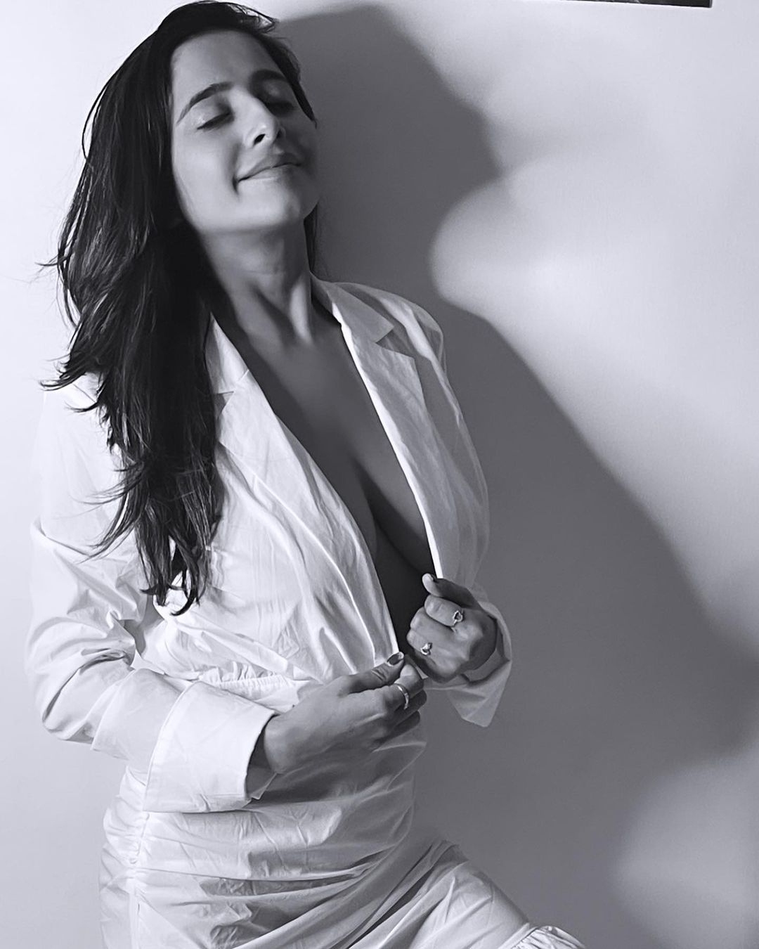 Kate Sharma Pics केट ने अपनी शिकायत में सुभाष घई पर गंभीर आरोप लगाए थे। उन्होंने कहा था, उन्होंने मुझे अपने घर पर बुलाया था। वहां करीब 5 से 6 लोग थे। सबके सामने उन्होंने मुझसे मसाज करने को कहा। (फोटो आभार : Instagram @katesharma)