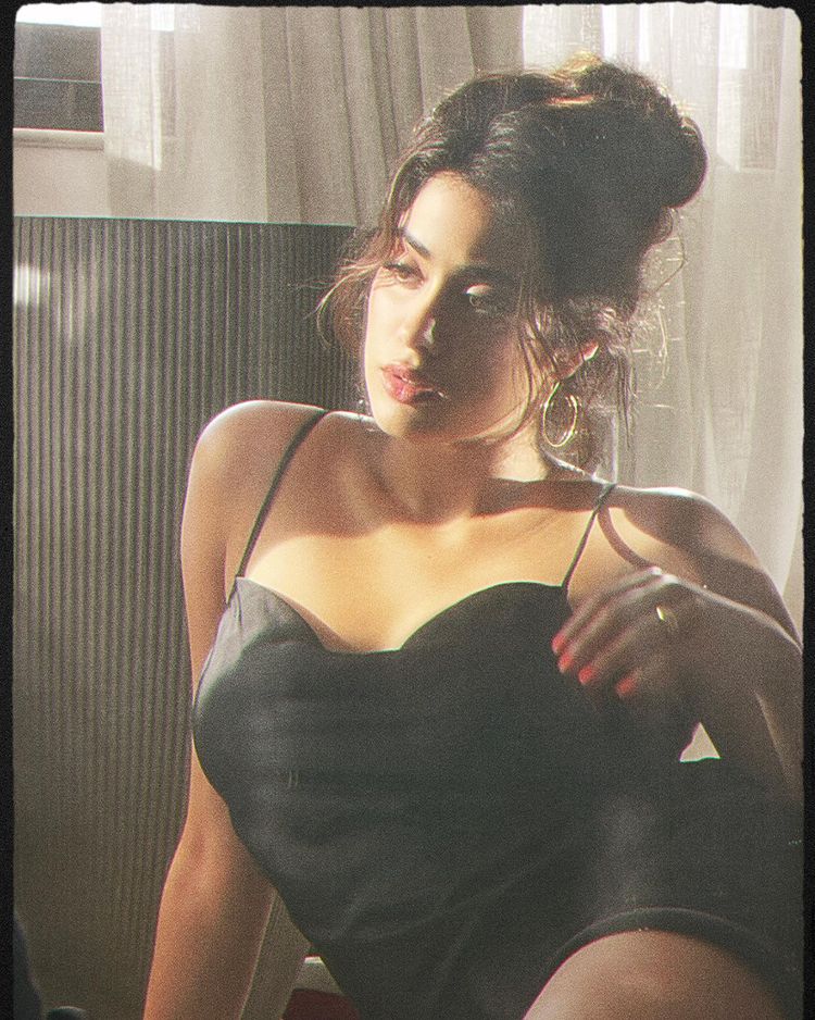 Janhvi Kapoor Images हाल ही में जाह्नवी कपूर ने ब्लैक कलर की मोनोकॉन पहने पूल किनारे की फोटो शेयर की थी, उनका पूल फोटो इंटरनेट पर काफी वायरल हुआ था. फोटो पर फैंस ने काफी सारे कमेंट्स किए थे। (फोटो आभार : Instagram @janhvikapoor)