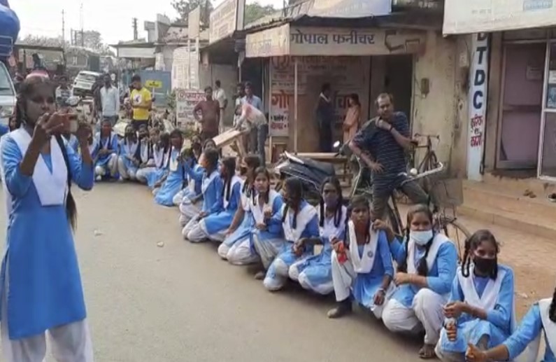 स्वामी आत्मानंद स्कूल को कन्या शाला में अटैच किए जाने को लेकर सैकड़ों छात्राओं ने खोला मोर्चा, किया चक्काजाम