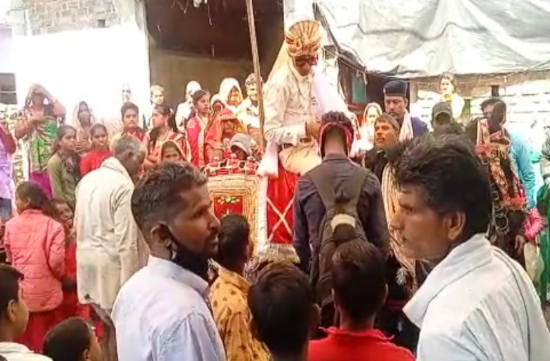 रास नहीं आई दलित की शादी की डीजे की गूंज, परिवार वालों से की मारपीट, फेंक दिया रसोई का सामान