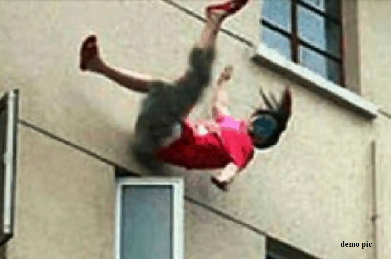 पांच मंजिला घर की छत से युवक ने दो लड़कियों को फेंका, एक की मौत, एक की स्थिति गंभीर