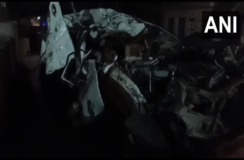 गुजरात पुलिस की गाड़ी दुर्घटनाग्रस्त, चार पुलिसकर्मियों सहित पांच लोगों की मौत