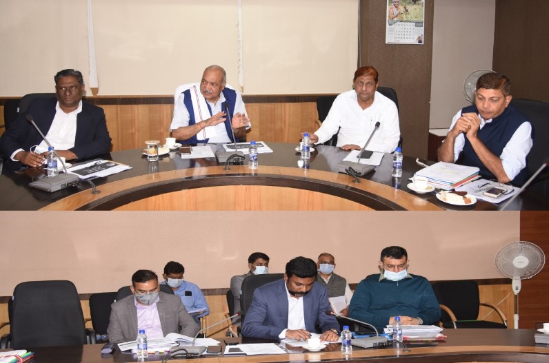 छत्तीसगढ़ में गोबर से बनेगी बिजली, गौठानों में संयंत्र लगाने उद्योपतियों ने किया MOU