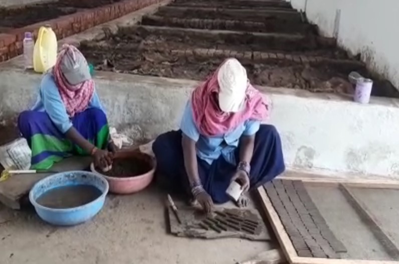 ‘गोधन न्याय योजना’ से आत्मनिर्भर बनी महिलाएं, गोबर से ऑर्गेनिक धूप और मच्छर अगरबत्ती बनाकर कर रही मोटी कमाई