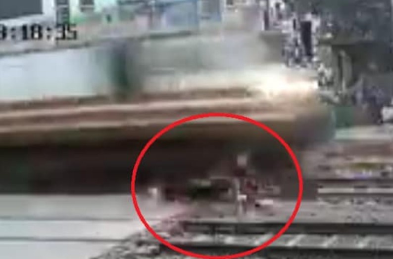 राजधानी एक्सप्रेस ने उड़ाए बाइक के परखच्चे, मरते-मरते बचा युवक, वीडियो देखकर कांप उठेगी रूह