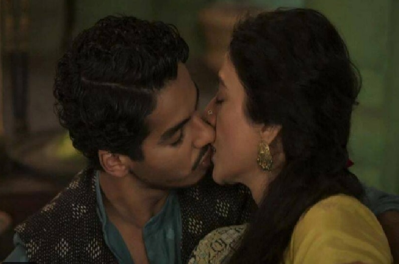 तब्बू ने 25 साल छोटे लड़के से किया ‘लिप-लॉक’.. प्रॉस्टिट्यूट के किरदार पर हैं एक्ट्रेस.. बेहद बोल्ड कंटेंट पर बनी है सीरीज