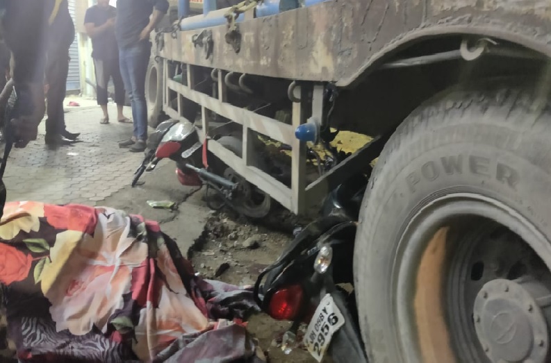 अनियंत्रित ट्रक ने बाइक सवारों को मारी टक्कर, एक महिला सहित तीन लोगों की मौत