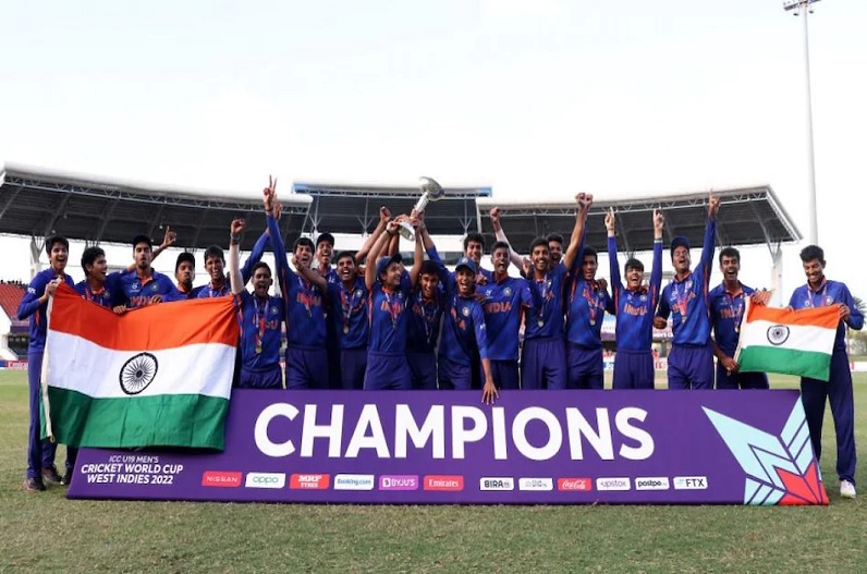 Under 19 World Cup 2022: भारत पांचवीं बार बना वर्ल्ड चैम्पियन, बाना ने धोनी की तरह छक्का जड़ जिताया मैच, जीती WC की ट्रॉफी
