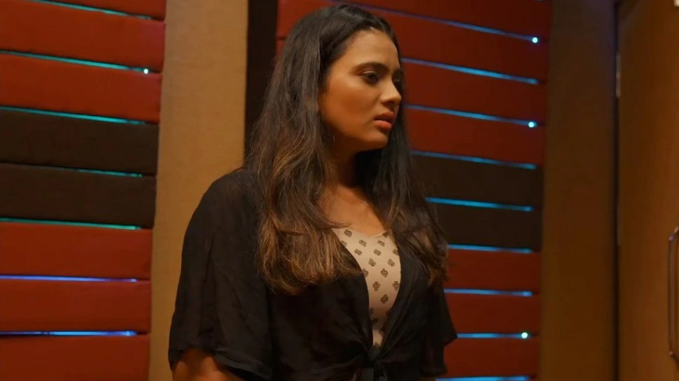 Farzi Kaka web series 2022 'फर्जी काका' (Farzi Kaka) वेब सीरीज साल 2021 में रिलीज हुई थी. इस वेब सीरीज में रोमांस के अलावा हॉट सीन्स का जोरदार तड़का लगाया गया है। (फोटो आभार : Instagram @anupamaparakash)