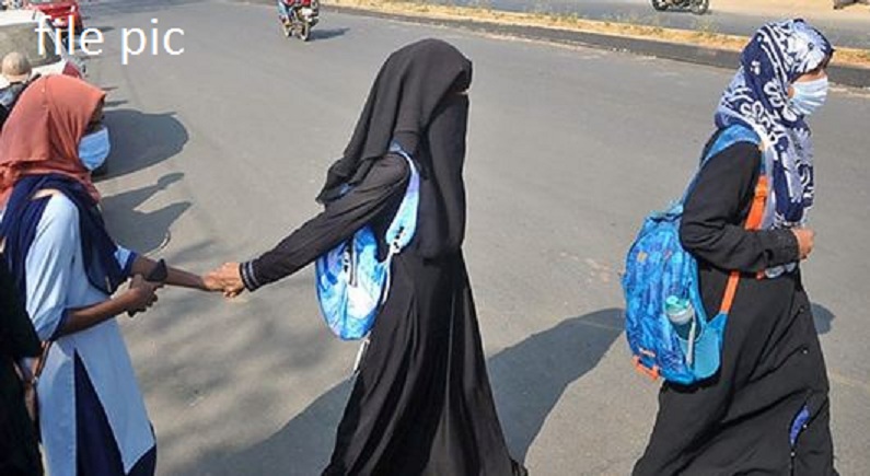 Hijab controversy:  छात्राएं हिजाब पहनकर आयीं कॉलेज, प्रबंधन ने 60 छात्राओं को वापस भेजा