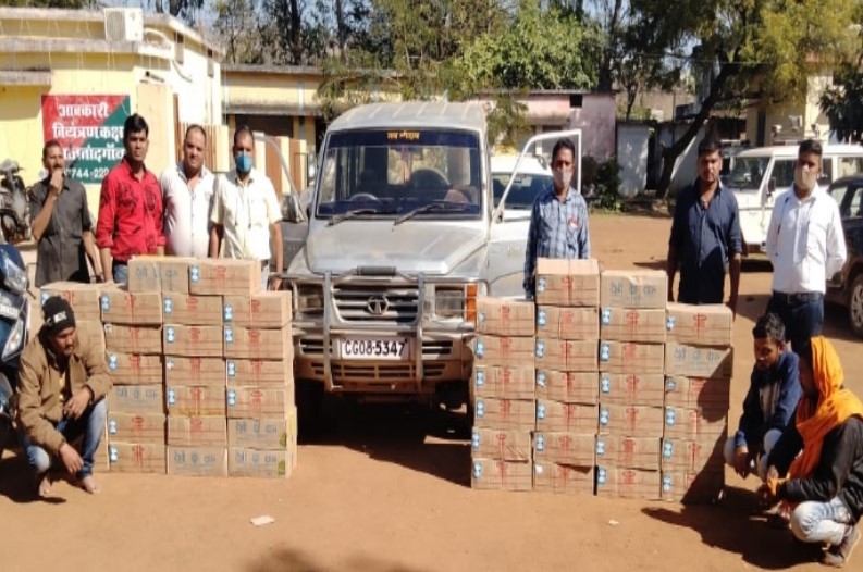 फटी रह गई अधिकारियों की आंखें, जब चेकिंग के दौरान कार से मिली भारी मात्रा में अवैध शराब, लाया जा रहा था महाराष्ट्र से