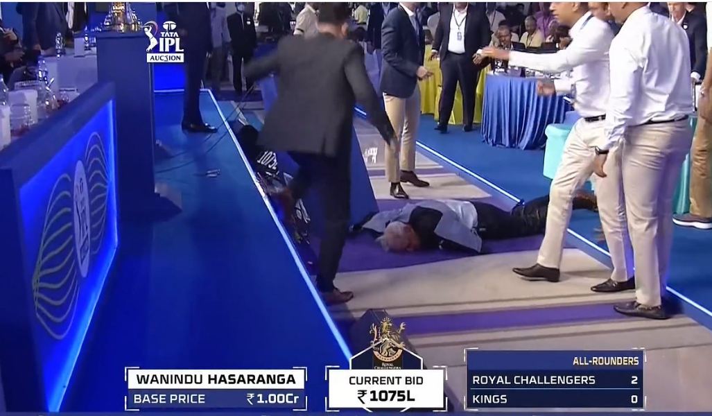 IPL Auction 2022 : आईपीएल ऑक्शनर ह्यूज एडमीड्स की तबीयत बिगड़ी, स्टेज से नीचे गिरे, बीच में रुकी बोली